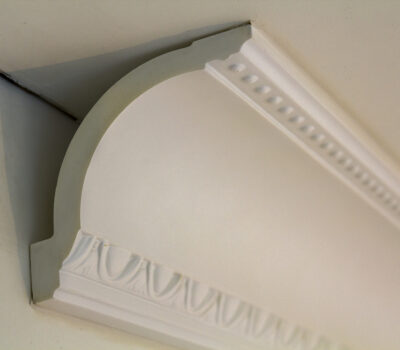 5 étapes pour installer facilement des corniches et moulures